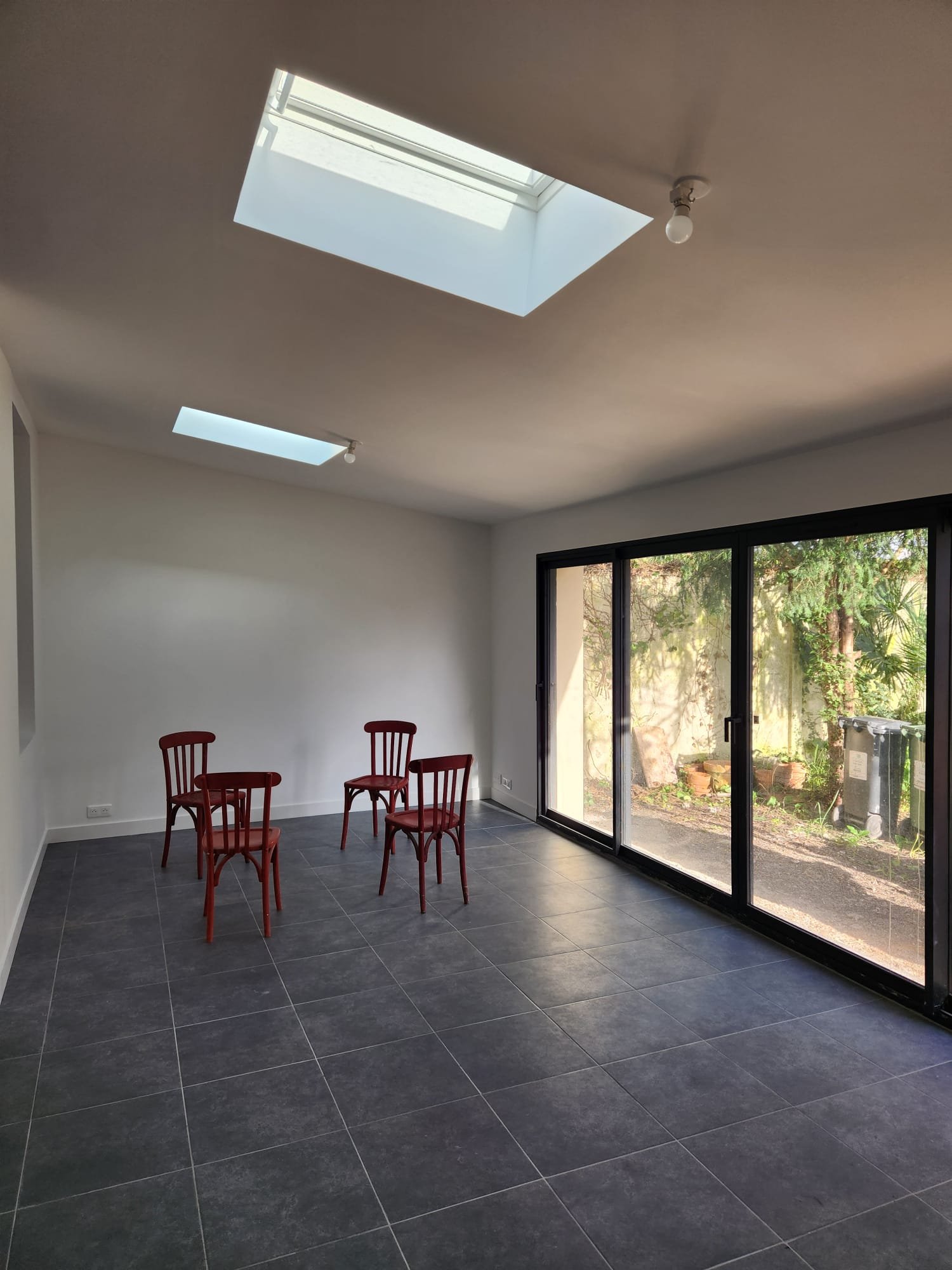 Pose de carrelage grand format gris ardoise