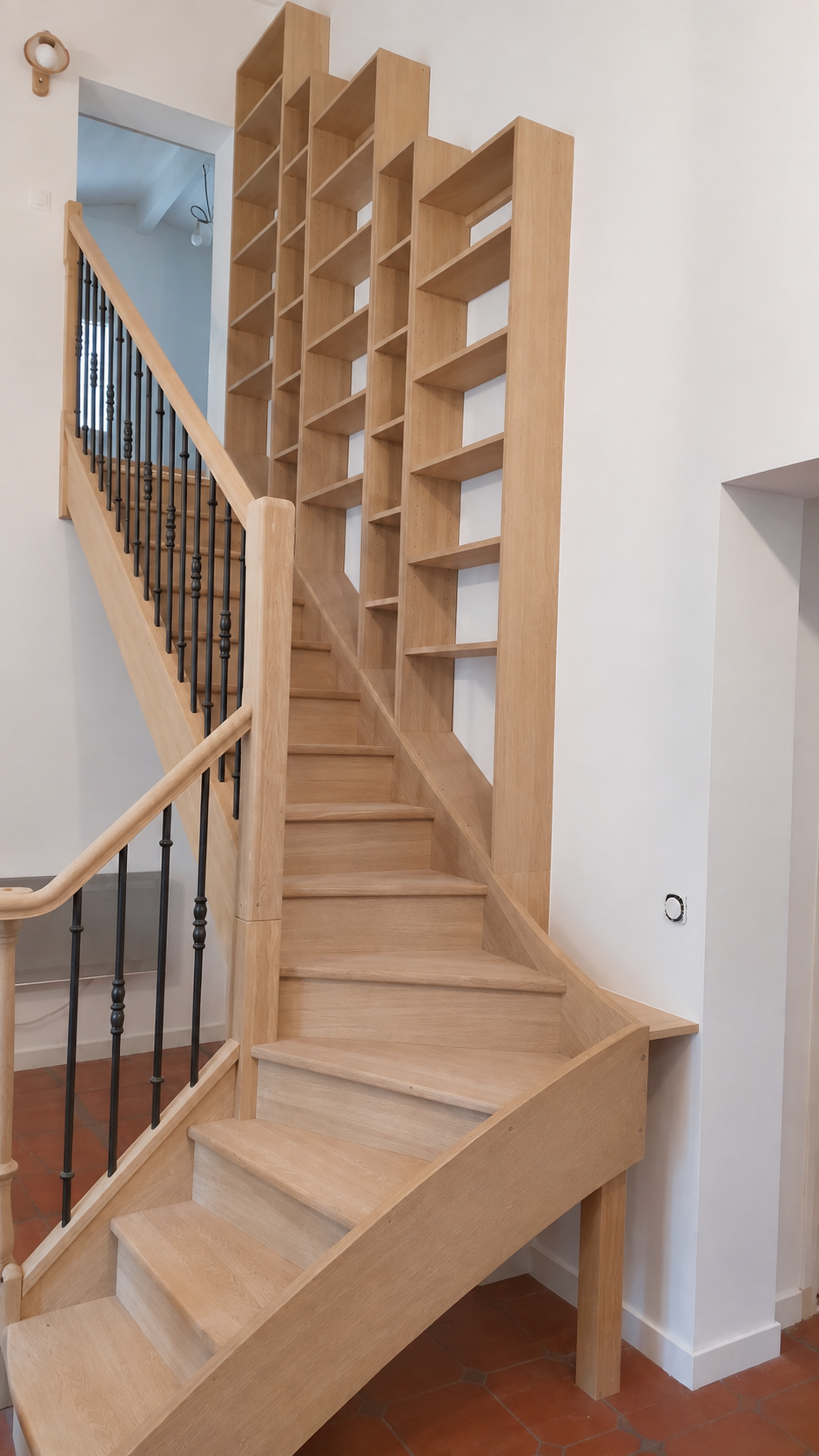 Création d'un escalier sur-mesure en bois avec bibliothèque intégrée