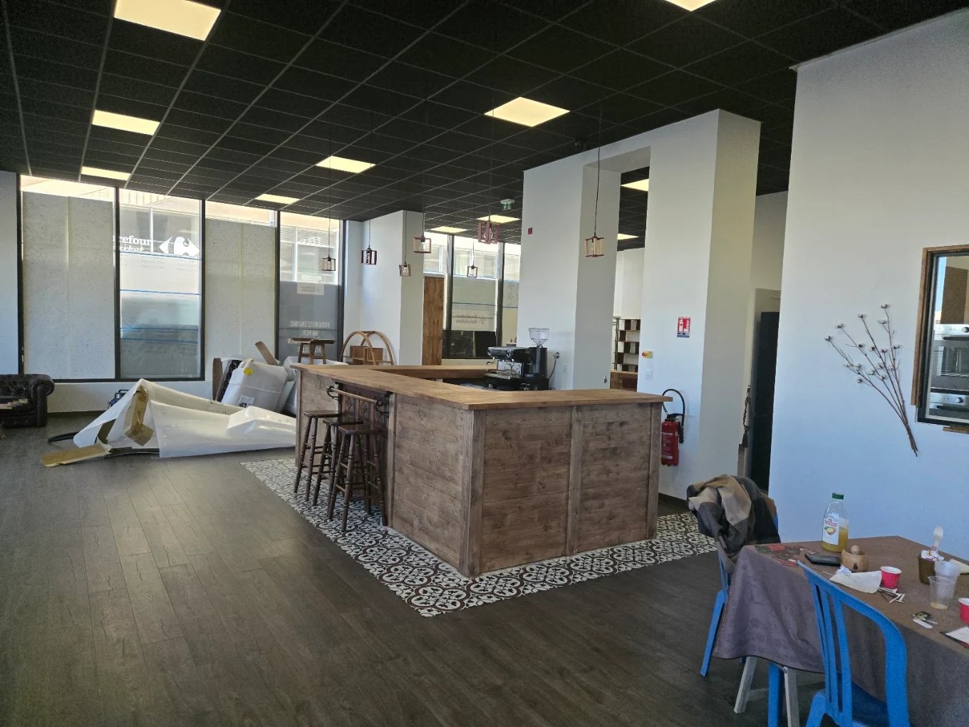 Agencement intérieur d'un bar et espace accueil